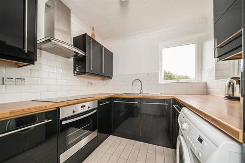 2 bedroom flat for sale, Hooper Street, London E1