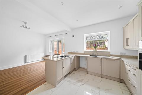 3 bedroom semi-detached house for sale, Warren Avenue, Bromley