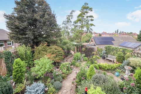 3 bedroom detached house for sale, St. Marys Avenue, Rushden NN10