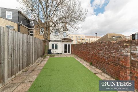 3 bedroom end of terrace house for sale, Pears Road, Hounslow