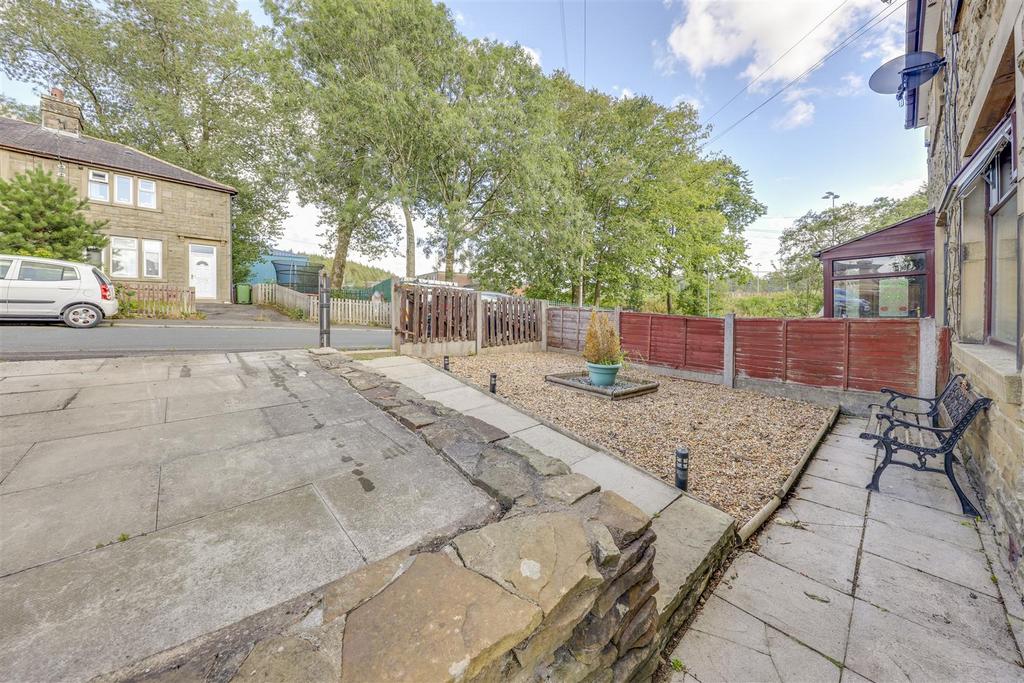Front Garden &amp; Driveway