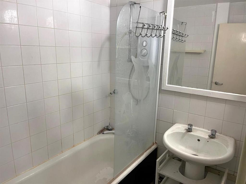 Bathroom, Lucas Court, Eden Harper SW11