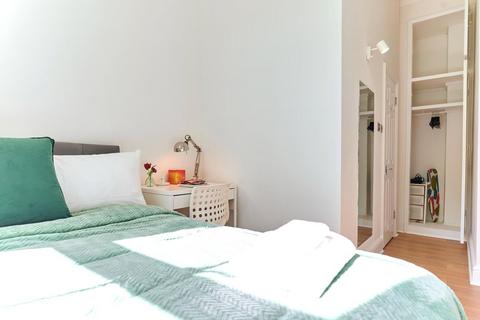2 bedroom apartment to rent, Drummond Street, London NW1
