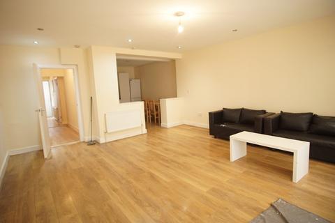 4 bedroom semi-detached house to rent, Coniston Avenue, UB68EG