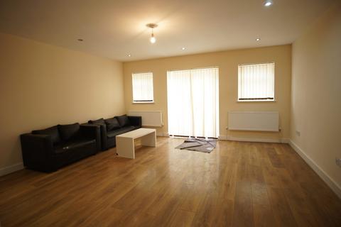 4 bedroom semi-detached house to rent, Coniston Avenue, UB68EG
