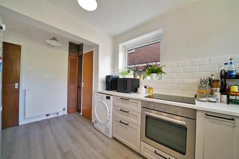 2 bedroom apartment to rent, Lantern Close, WEMBLEY