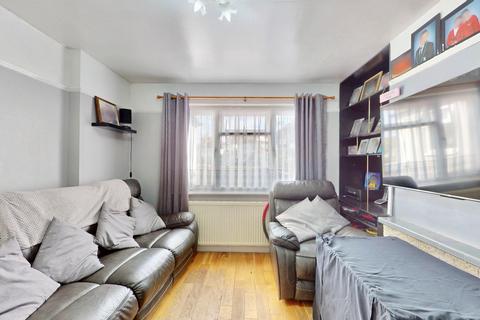 4 bedroom semi-detached house for sale, Hunters Grove, Collier Row, RM5