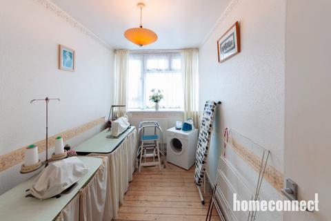 3 bedroom flat for sale, Carron Close, London