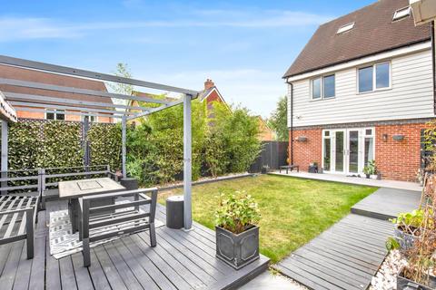 1 Adlam Close, Bordon, GU35 9FQ
