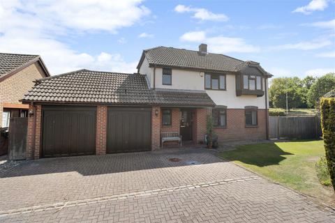 4 bedroom detached house for sale, St. Andrews Close, Hailsham
