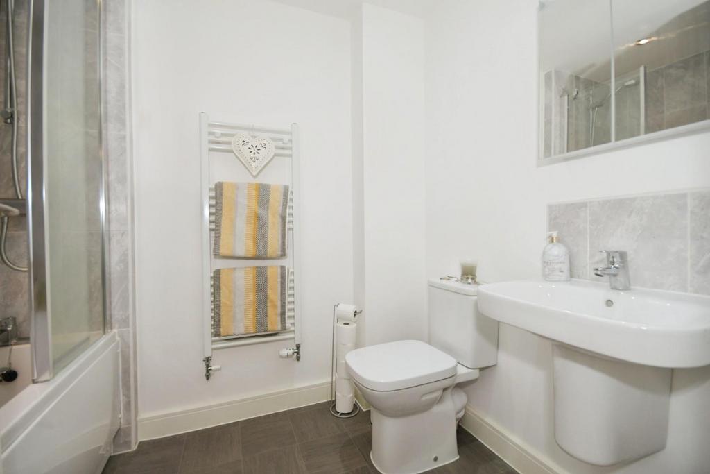 BATHROOM 02.jpg
