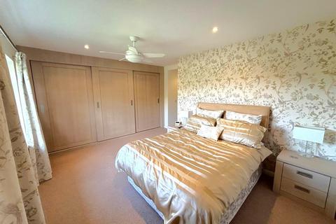 4 Beech Grove, Lymm, WA13 0PL