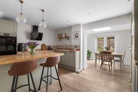 15 Almond Close, Evesham, WR11 1YH