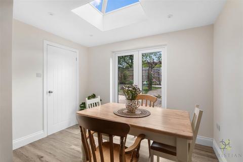 15 Almond Close, Evesham, WR11 1YH