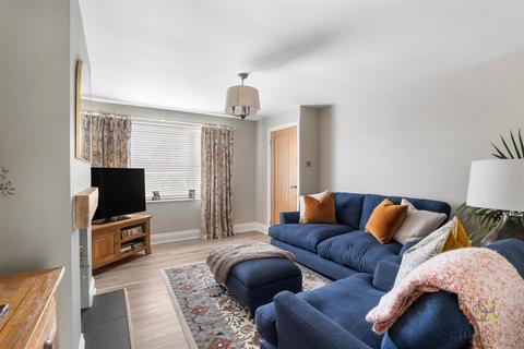 15 Almond Close, Evesham, WR11 1YH