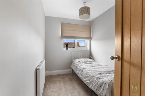 15 Almond Close, Evesham, WR11 1YH
