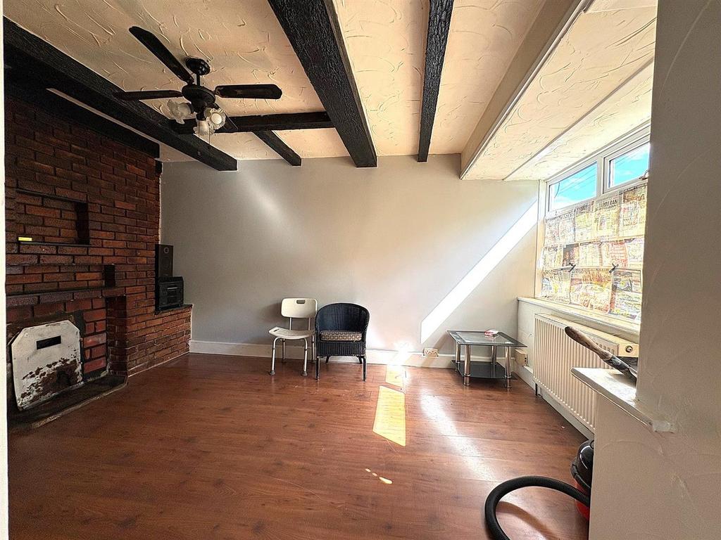 Lounge 1.jpg
