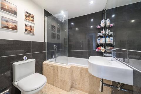 2 bedroom flat for sale, Greyhound Lane, Streatham Common, London, SW16