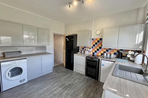 2 bedroom end of terrace house for sale, Pikes Lane, Glossop