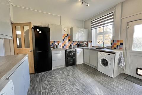 2 bedroom end of terrace house for sale, Pikes Lane, Glossop