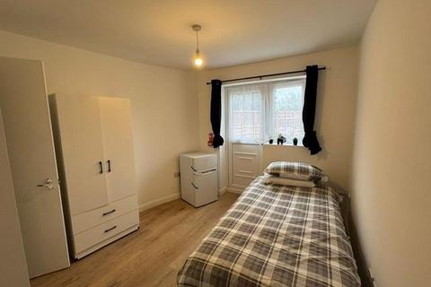 7 bedroom semi-detached house to rent, Leighton Close, Edgware