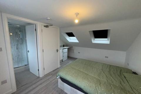 7 bedroom semi-detached house to rent, Leighton Close, Edgware