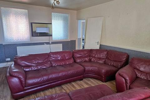 3 bedroom flat to rent, Flat, Leeds LS9