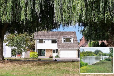 undefined, Chalmore Gardens, Wallingford - River frontage/ mooring. Walk to the market town shops, amenities, pubs, restaurants