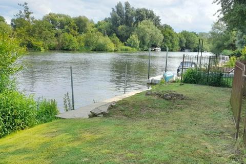 undefined, Chalmore Gardens, Wallingford - River frontage/ mooring. Walk to the market town shops, amenities, pubs, restaurants