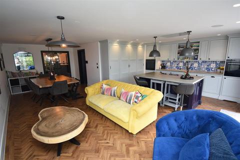 4 bedroom detached house for sale, Southend Road, Howe Green
