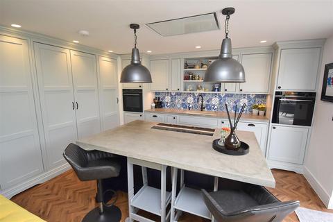 4 bedroom detached house for sale, Southend Road, Howe Green
