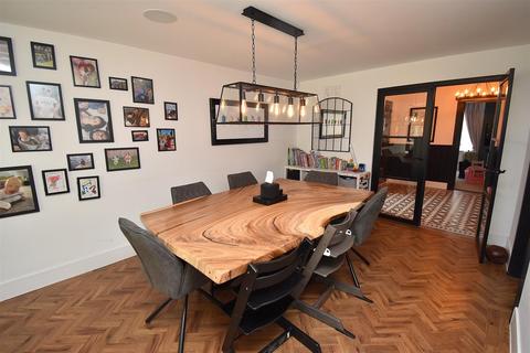 4 bedroom detached house for sale, Southend Road, Howe Green