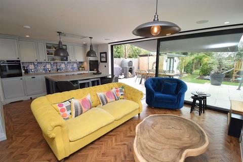 4 bedroom detached house for sale, Southend Road, Howe Green