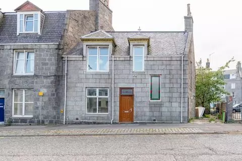 4 bedroom end of terrace house for sale