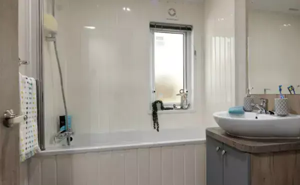 8.willerby Clearwater Family Bathroom