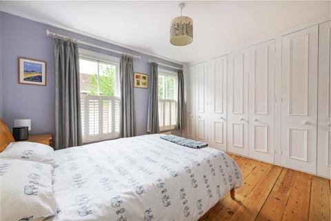 18 Petergate, London, SW11 2UE