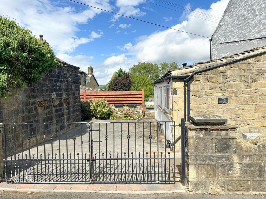 2 Bed Cottage, Keighley