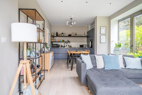 Balham High Road, London, SW17