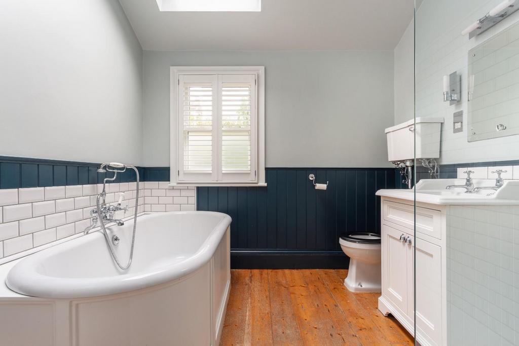 Bathroom (2).jpg