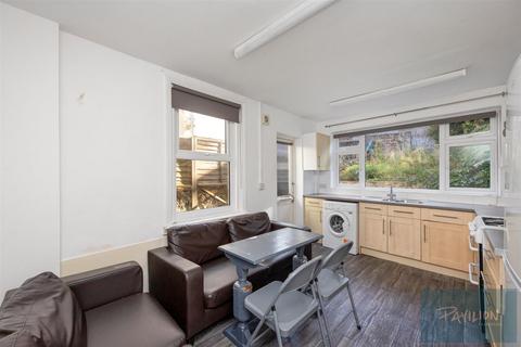 1 bedroom in a house share to rent, Ewhurst Road