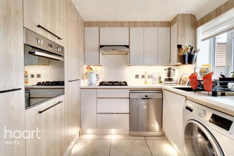 4 Rose Park Close, Hayes, UB4 9AT