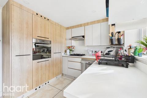 4 Rose Park Close, Hayes, UB4 9AT