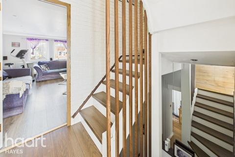 4 Rose Park Close, Hayes, UB4 9AT