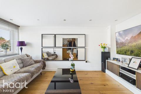 4 Rose Park Close, Hayes, UB4 9AT