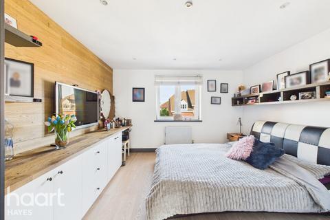 4 Rose Park Close, Hayes, UB4 9AT