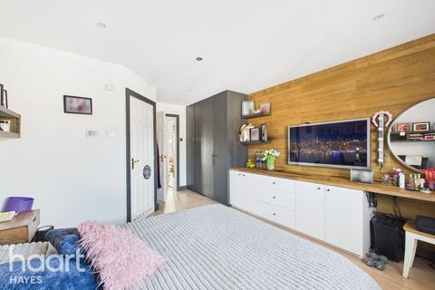 4 Rose Park Close, Hayes, UB4 9AT