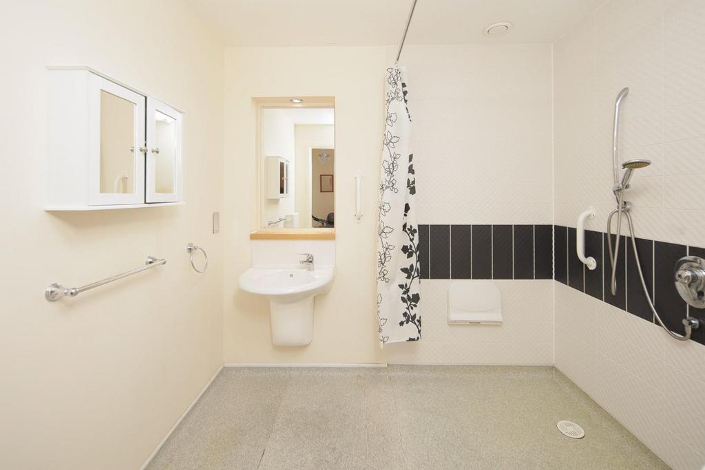 150 Queensway Court -4.jpg