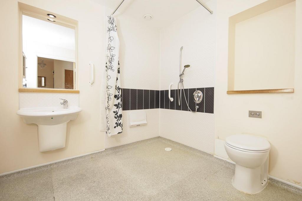 150 Queensway Court -5.jpg