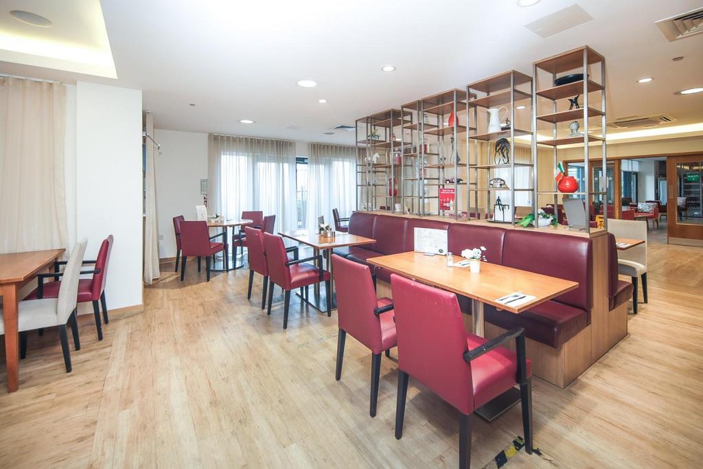 150 Queensway Court -20.jpg