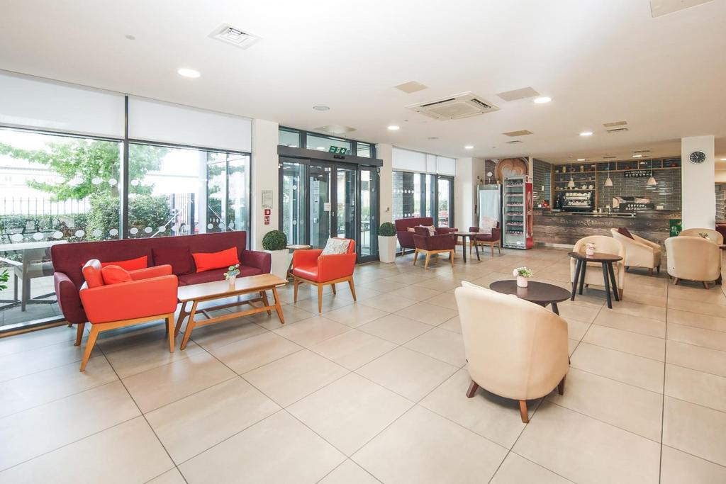 150 Queensway Court -22.jpg